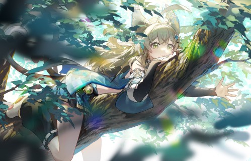 原神人物绮良良壁纸，趴在树上，抱着大树的绮良良可爱小清新桌面壁纸图片