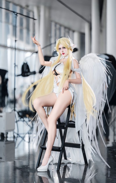dy@螺序粉,cosplay 照片,金色长发、白色羽翼，身着白色系的性感服饰