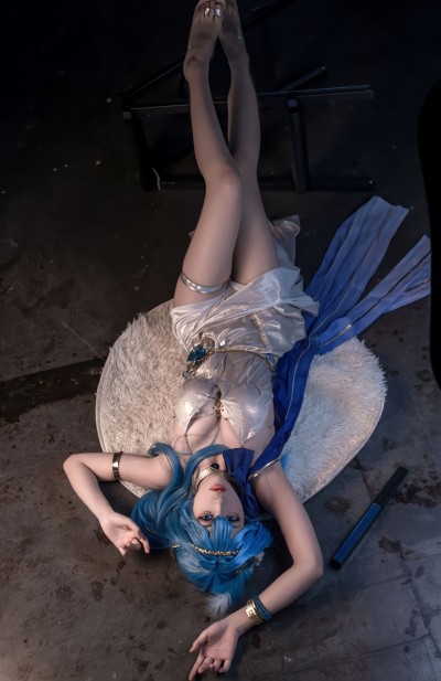 dy@螺序粉,动漫 cosplay、蓝发角色、手持道具、华丽长裙、展会场景