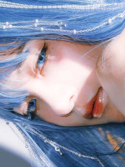 dy@奶盖哦 蓝色大海的传说。#分享照片#怼脸拍#蓝发#歌曲超负荷记