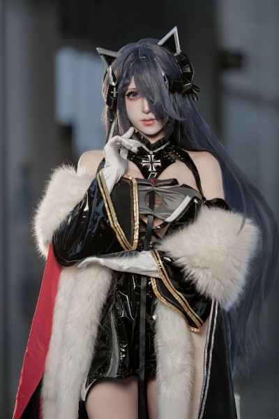 dy@螺序粉,动漫 cosplay、猫耳元素、黑色漆皮服装、红白色披风、长筒丝袜