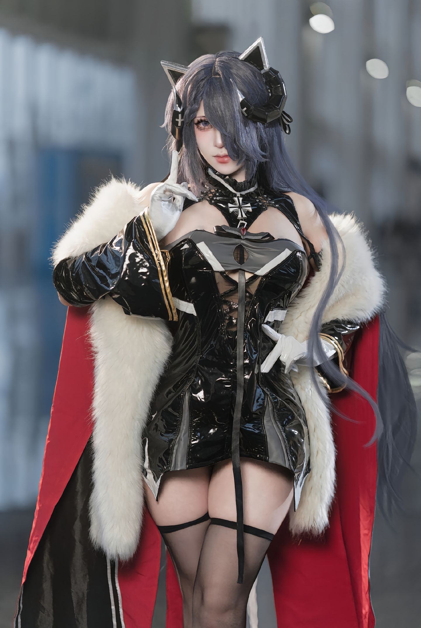dy@螺序粉,动漫 cosplay、猫耳元素、黑色漆皮服装、红白色披风、长筒丝袜  第2张