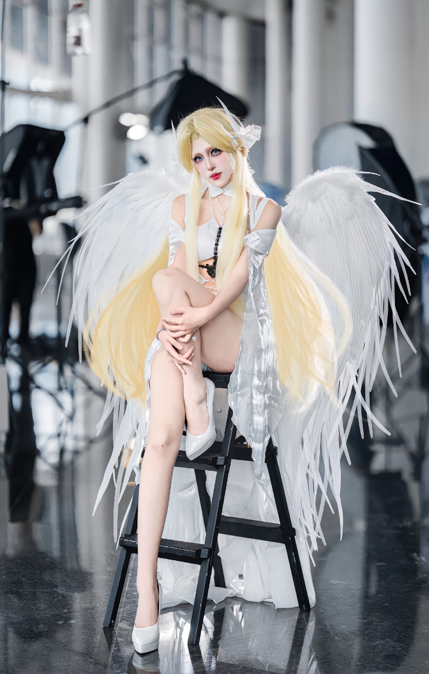 dy@螺序粉,cosplay 照片,金色长发、白色羽翼，身着白色系的性感服饰  第2张