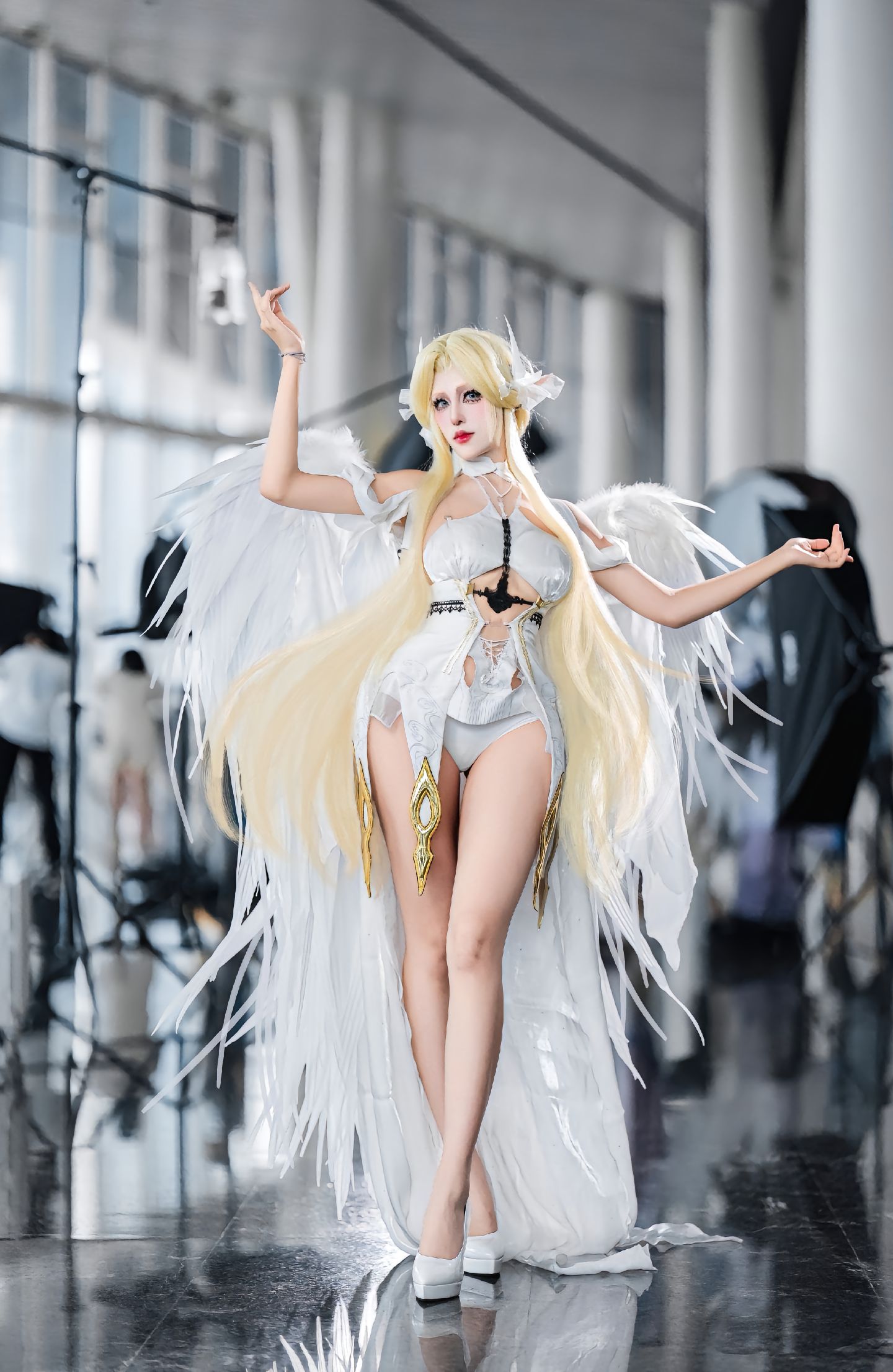 dy@螺序粉,cosplay 照片,金色长发、白色羽翼，身着白色系的性感服饰  第3张