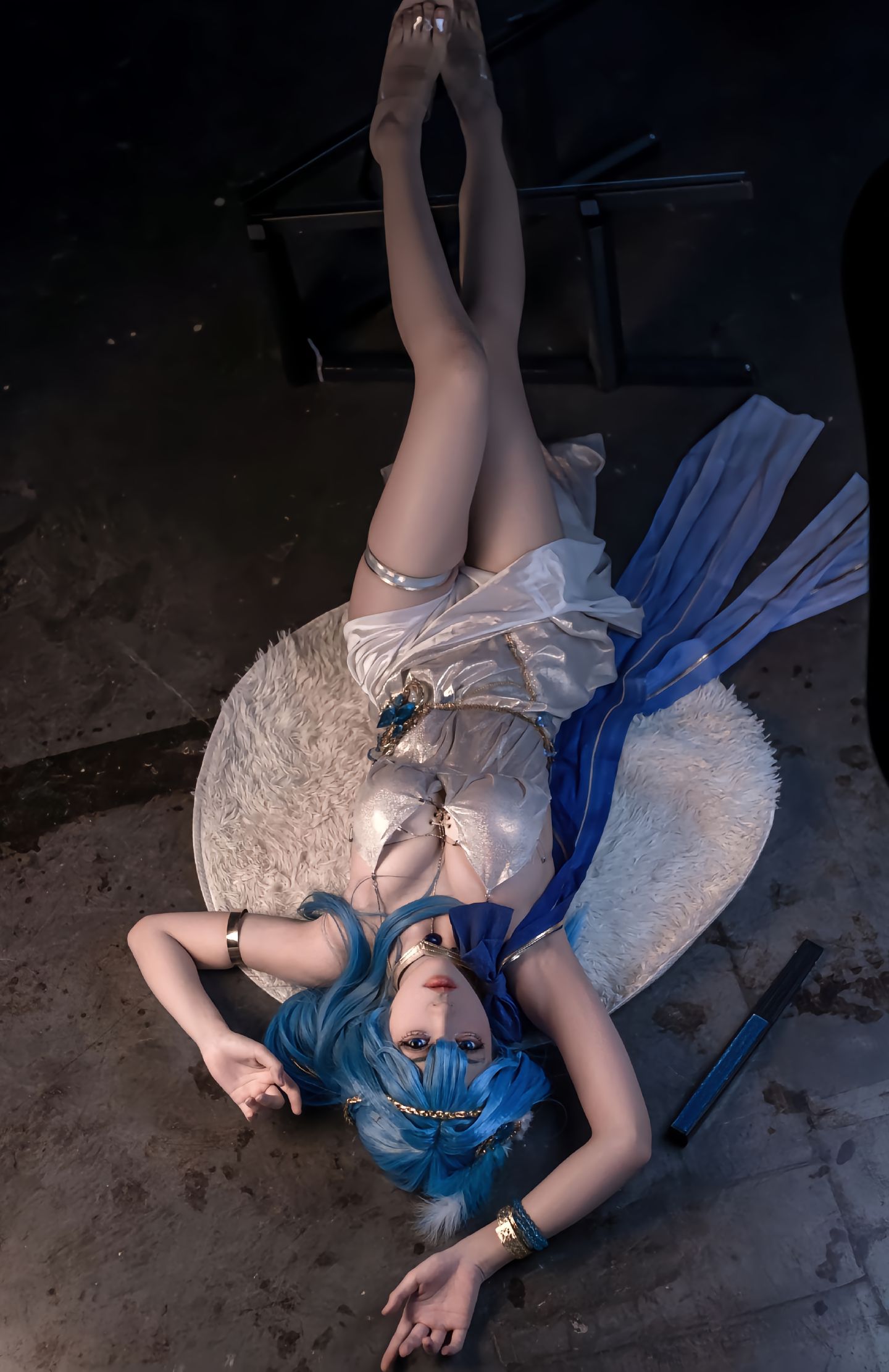 dy@螺序粉,动漫 cosplay、蓝发角色、手持道具、华丽长裙、展会场景  第1张