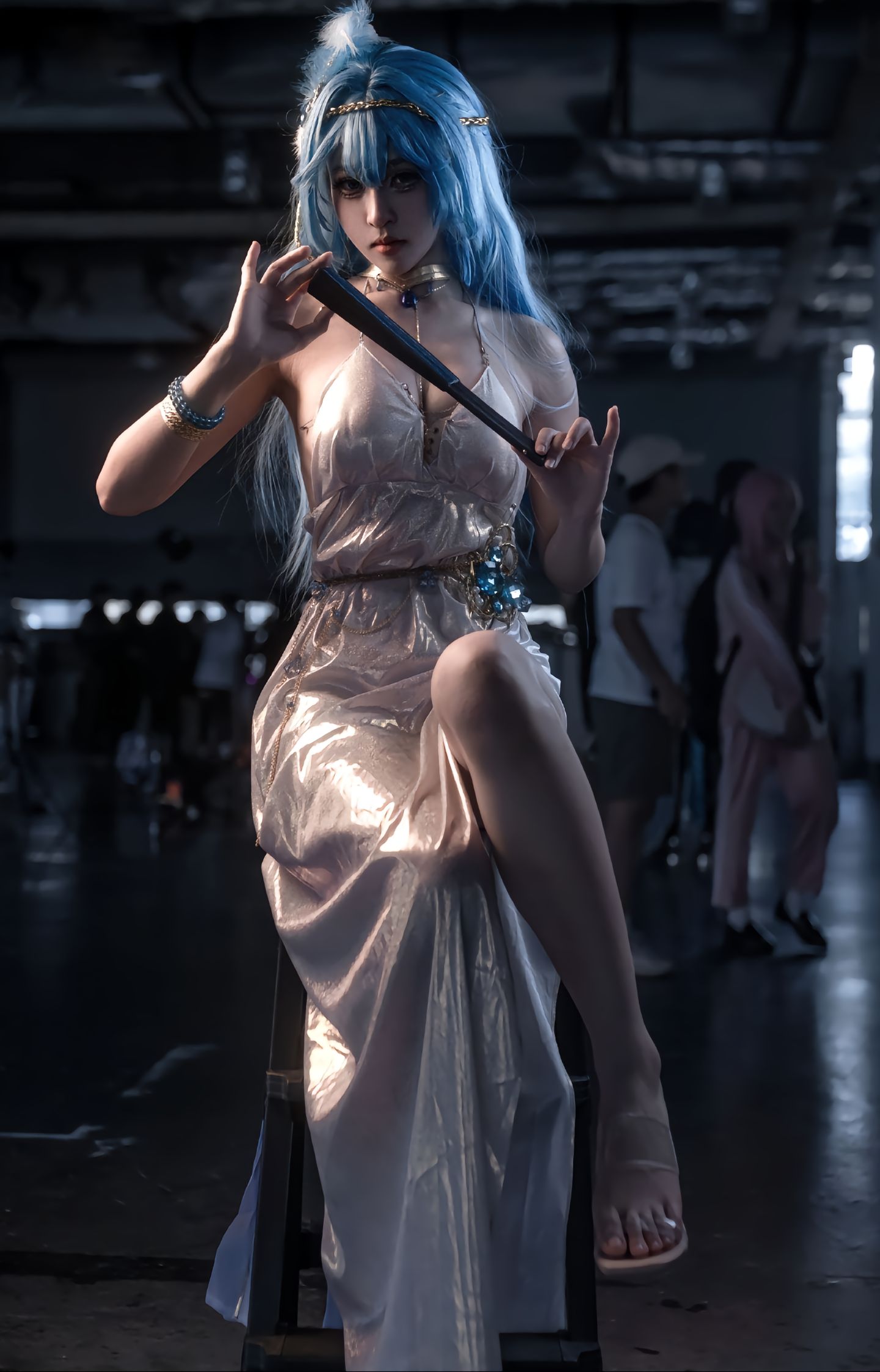 dy@螺序粉,动漫 cosplay、蓝发角色、手持道具、华丽长裙、展会场景  第2张