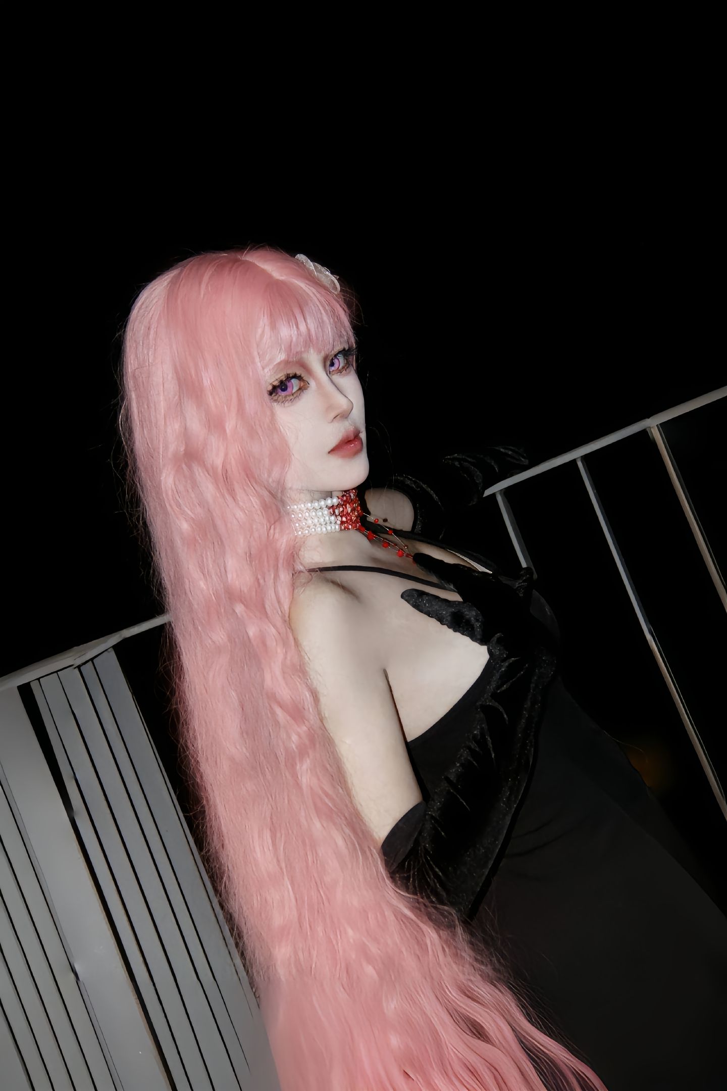 dy@螺序粉,粉色卷发、黑色吊带长裙、黑色长手套、cosplay、夜晚场景  第2张