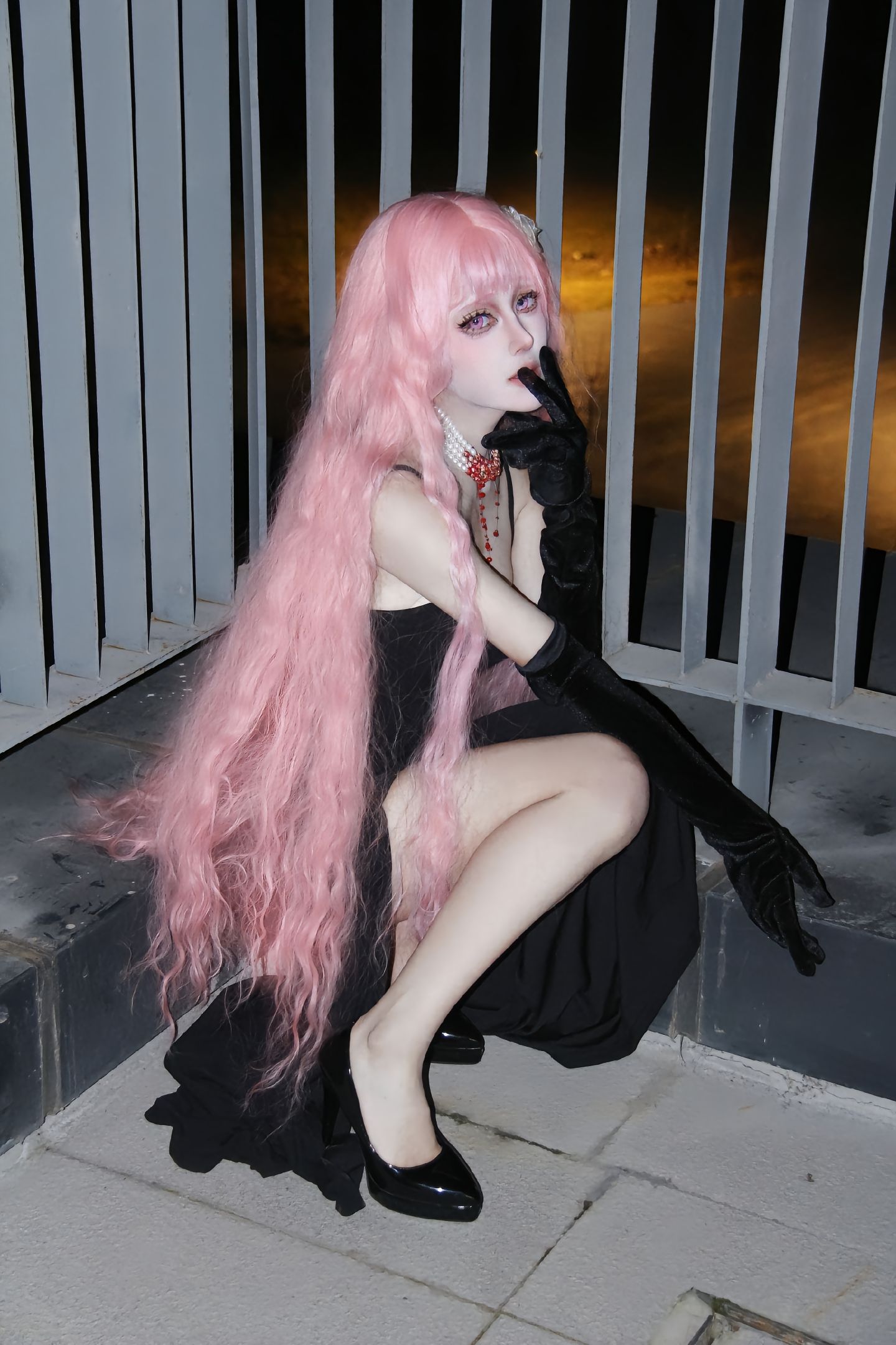 dy@螺序粉,粉色卷发、黑色吊带长裙、黑色长手套、cosplay、夜晚场景  第6张
