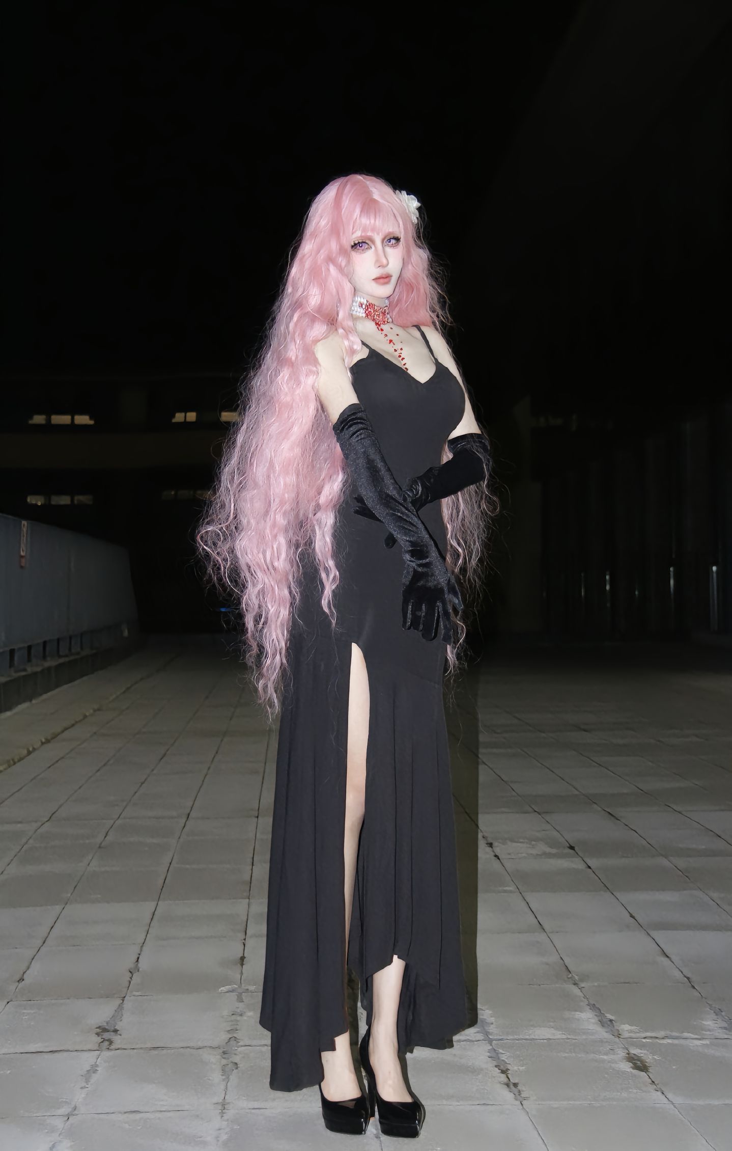 dy@螺序粉,粉色卷发、黑色吊带长裙、黑色长手套、cosplay、夜晚场景  第5张